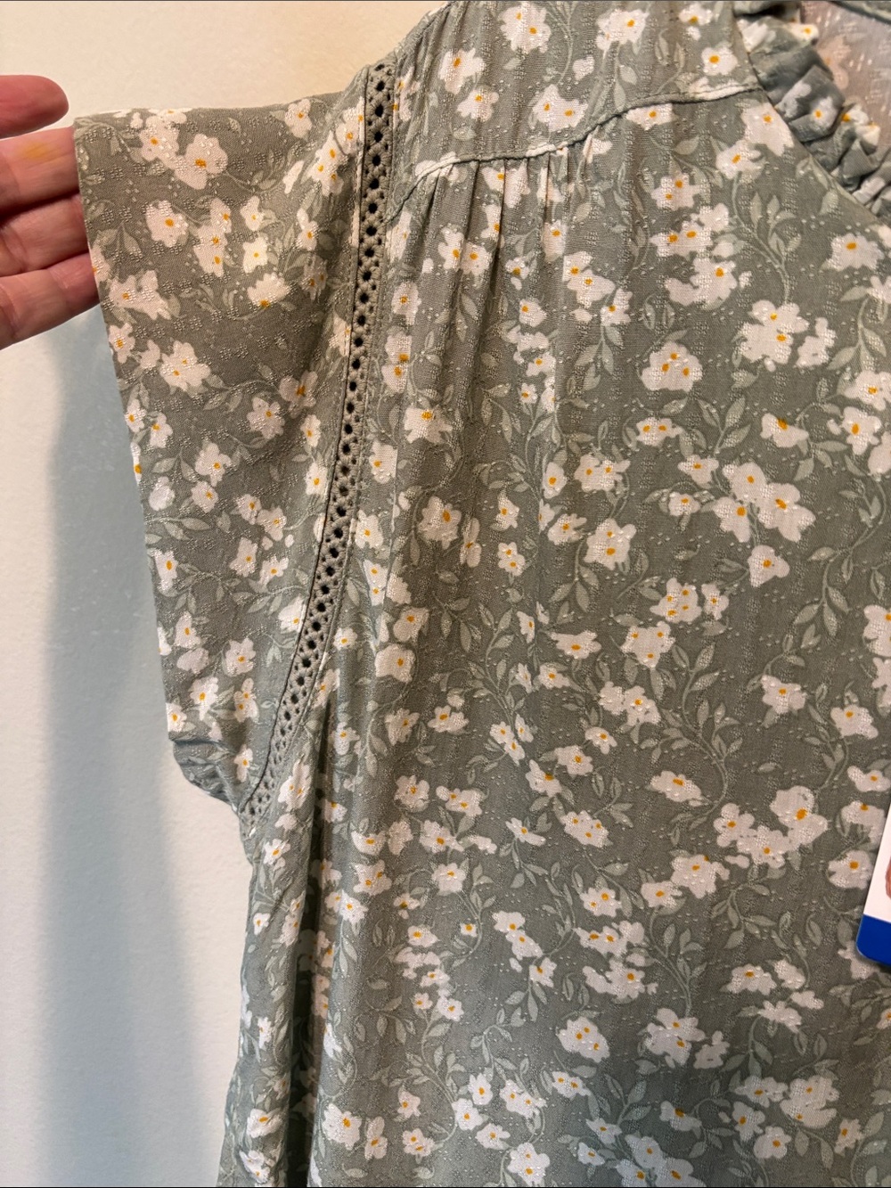 🌻NWT- Buffalo David Bitton Sage Green Floral Flutter-Sleeve Top size Large🌻